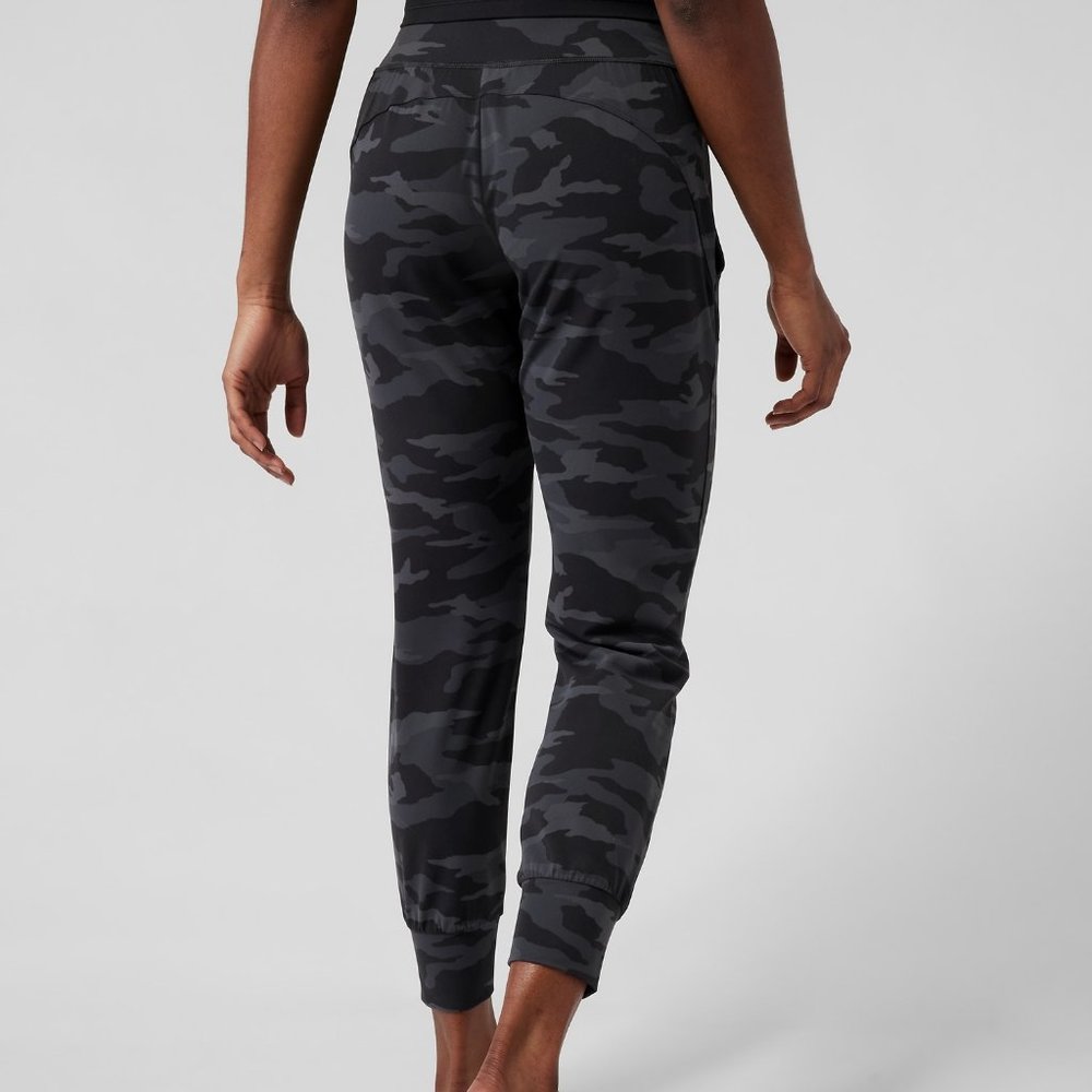 Athleta Salutation Jogger Camo Women's Medium Petite